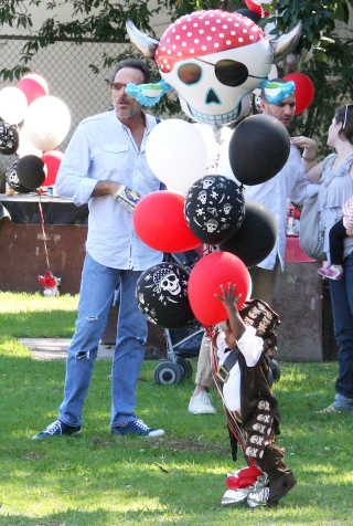 Illustration for article titled Sandra Bullock & Baby Louie Steal Cutest Pirate Title